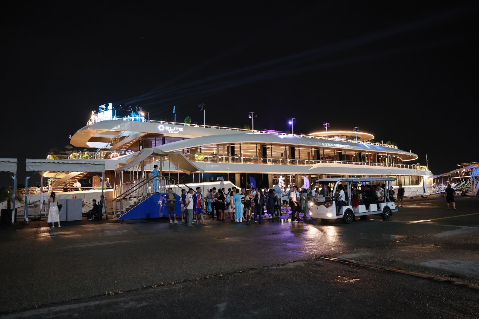 Du thuyền Elite of Saigon cam kết sẽ duy trì và phát triển hơn mỗi ngày để mang đến những trải nghiệm ăn tối đáng nhớ